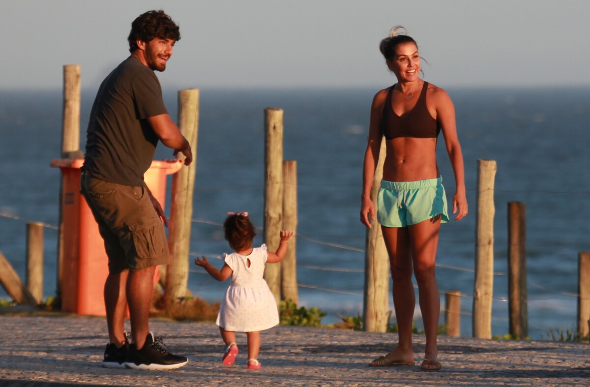 Foto Deborah Secco Exibiu Barriga Seca Ao Passear Pela Orla Da Barra Da Tijuca Zona Oeste Do