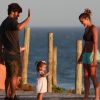 Deborah Secco chamou atenção pela boa forma ao passear pela orla da Barra da Tijuca, Zona Oeste do Rio, com o marido e a filha