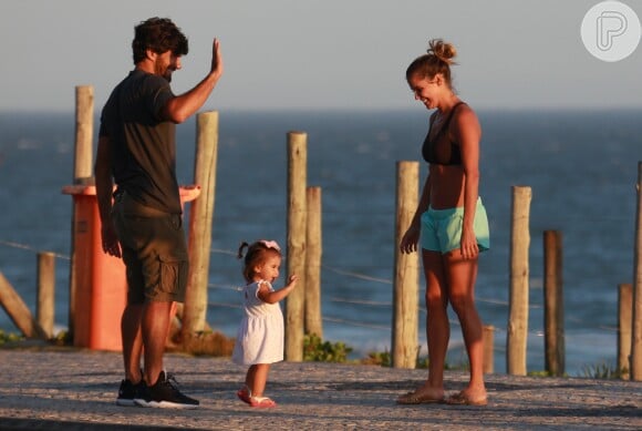 Deborah Secco chamou atenção pela boa forma ao passear pela orla da Barra da Tijuca, Zona Oeste do Rio, com o marido e a filha