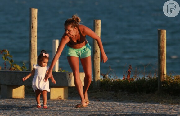 Deborah Secco chamou atenção pela boa forma ao passear pela orla da Barra da Tijuca, Zona Oeste do Rio, com a família nesta quinta-feira, 16 de fevereiro de 2017