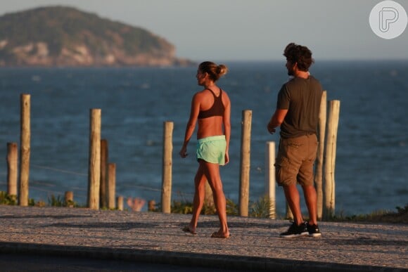 Deborah Secco chamou atenção pela boa forma ao passear pela orla da Barra da Tijuca, Zona Oeste do Rio, com a família nesta quinta-feira, 16 de fevereiro de 2017