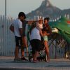 Deborah Secco chamou atenção pela boa forma ao passear pela orla da Barra da Tijuca, Zona Oeste do Rio, com a família nesta quinta-feira, 16 de fevereiro de 2017