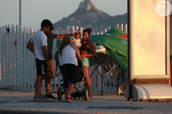 Deborah Secco chamou atenção pela boa forma ao passear pela orla da Barra da Tijuca, Zona Oeste do Rio, com a família nesta quinta-feira, 16 de fevereiro de 2017