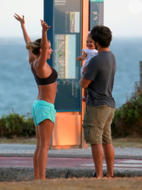 Deborah Secco chamou atenção pela boa forma ao passear pela orla da Barra da Tijuca, Zona Oeste do Rio, com a família nesta quinta-feira, 16 de fevereiro de 2017