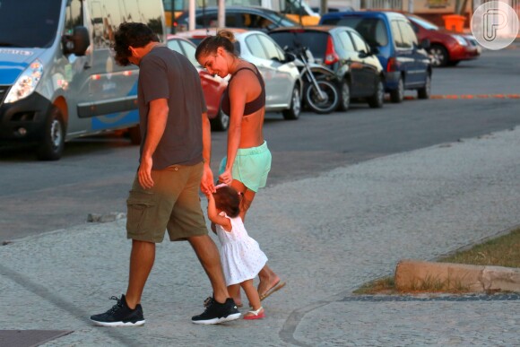 Deborah Secco chamou atenção pela boa forma ao passear pela orla da Barra da Tijuca, Zona Oeste do Rio, com a família nesta quinta-feira, 16 de fevereiro de 2017