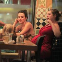 Bianca Bin, de 'Joia Rara', vai a bar carioca com a atriz Carolinie Figueiredo