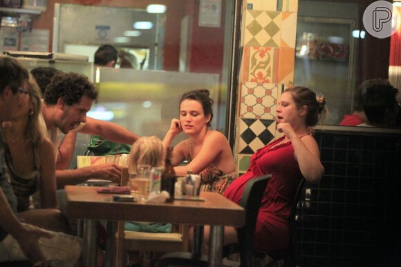 Bianca Bin e Carolinie Figueiredo vão a bar da Barra da Tijuca, na Zona Oeste do Rio, em 7 de fevereiro de 2014