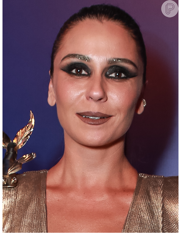 Para deixar a produção mais futurista, Giovanna Antonelli adotou glitter dourado nas sobrancelhas