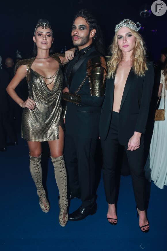 Thaila Ayala e Fiorella Mattheis foram uma das modelos que exibiram seus looks inspirados no Zodíaco para o 'Baile da Vogue'