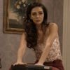 Loretta (Claudia Ohana) encontra o pen drive contendo as provas contra César (Rafael Cardoso) e as entrega à polícia, na novela 'Sol Nascente'
