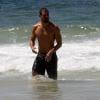 Cauã Reymond deu um mergulho e exibiu o corpo sarado na praia da Barra