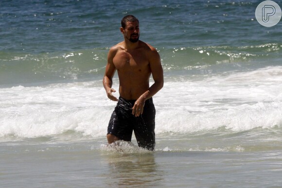 Cauã Reymond deu um mergulho e exibiu o corpo sarado na praia da Barra