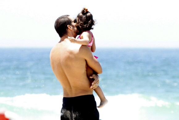 Cauã Reymond encheu a pequena Sofia de beijos e carinhos durante o programa de pai e filha na praia, na tarde deste domingo, 9 de fevereiro de 2014