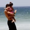 Cauã Reymond aproveitou o dia de sol com sua filha, Sofia, de 01 ano. O ator curtiu a praia e brincou muito com a pequena neste domingo, 09 de fevereiro de 2014
