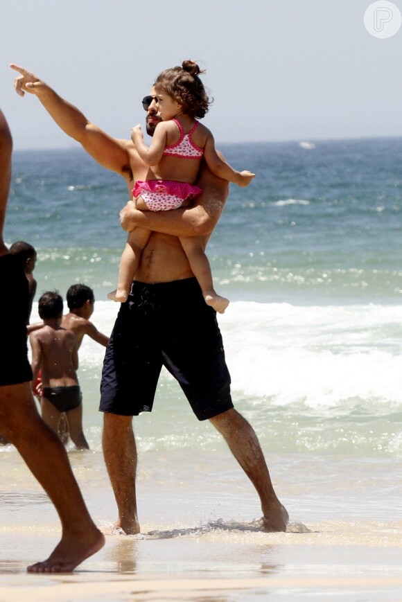 Cauã Reymond aproveitou o dia de sol com sua filha, Sofia, de 1 ano. O ator curtiu a praia e brincou muito com a pequena neste domingo, 09 de fevereiro de 2014
