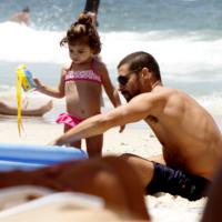 Cauã Reymond curte domingo de sol com a filha, Sofia, na praia. Veja fotos