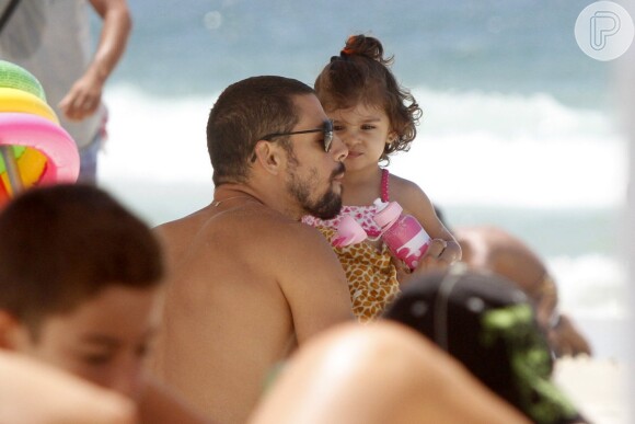 Cauã Reymond se divertiu com a pequena Sofia na praia da Barra da Tijuca, Zona Oeste do Rio, neste domingo, 9 de fevereiro de 2014