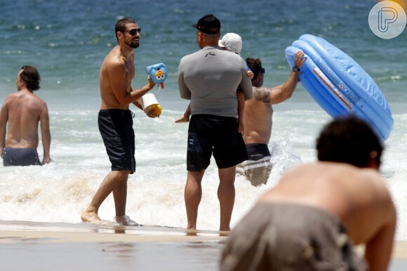 Cauã Reymond aproveitou o dia de sol com sua filha, Sofia, de 01 ano. O ator curtiu a praia e brincou muito com a pequena neste domingo, 09 de fevereiro de 2014