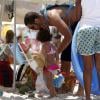Cauã Reymond aproveitou o dia de sol com sua filha, Sofia, de 01 ano. O ator curtiu a praia e fez brincadeiras com a pequena neste domingo, 09 de fevereiro de 2014