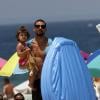 Cauã Reymond aproveitou o dia de sol com sua filha, Sofia, de 01 ano. O ator curtiu a praia e fez brincadeiras com a pequena neste domingo, 09 de fevereiro de 2014