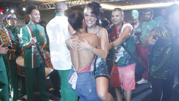 Juliana Paes carrega Paloma Bernardi no colo em show de Ivete Sangalo. Fotos!