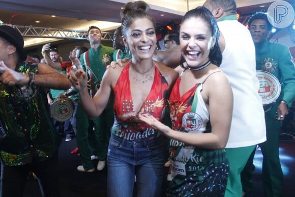 Juliana Paes se diverte com Paloma Bernardi durante show de Ivete Sangalo na feijoada da Grande Rio