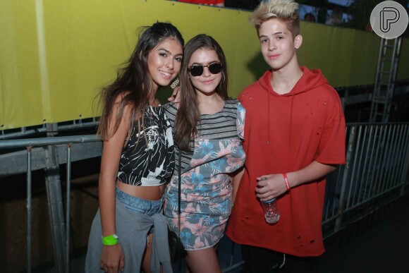 João Guilherme Ávila curte show sertanejo de Israel Novaes acompanhado das amigas e atrizes Maisa Silva e Fernanda Concon, durante festa de Carnaval no estádio da Portuguesa, em Canindé, tradicional bairro de São Paulo, na noite deste sábado (18)