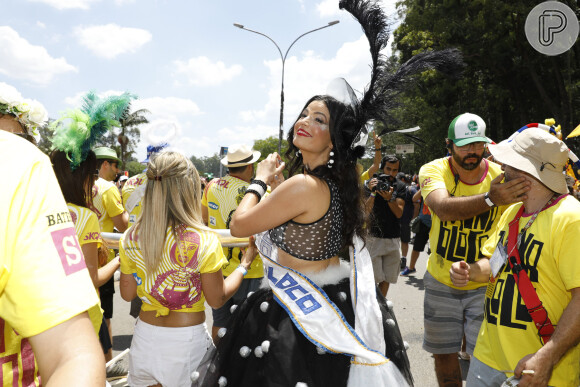 Emanuelle Araújo investiu em uma fantasia de bolinhas preto e branco e meia arrastão para estrear no Carnaval de rua pelo Monobloco