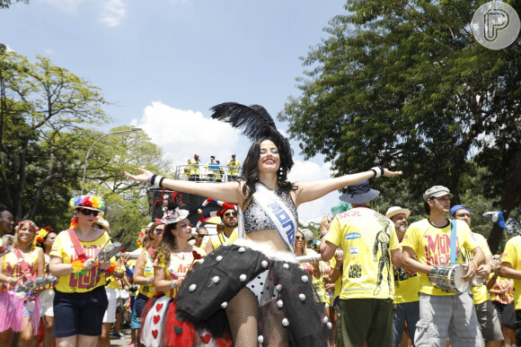 Emanuelle Araújo estreia no Carnaval de rua como rainha de bateria do Monobloco