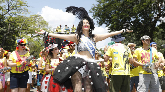 Carnaval: Emanuelle Araújo estreia como rainha de bateria de bloco em SP. Fotos!