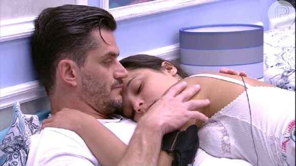 Brothers reclamam de cochichos de Marcos e Emilly na cama no 'Big Brother Brasil 17'