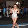 Sabrina Sato mostra samba no pé no último ensaio de rua da Vila Isabel