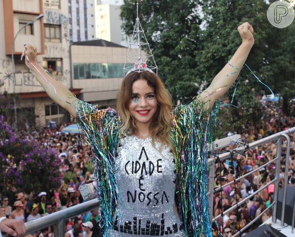 Leandra Leal usou um body brilhoso para comandar o bloco Baixa Augusta, em São Paulo, em 19 de fevereiro de 2017