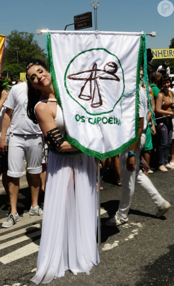 Marisa Orth usou uma fantasia longa branca para desfilar como porta-estandarte do bloco Os Capoeira, em São Paulo, em 18 de fevereiro de 2017