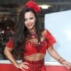 Viviane Araújo usou top e hot pants vermelhos de espanhola para o último ensaio do Salgueiro, no Rio de Janeiro, em 19 de fevereiro de 2017