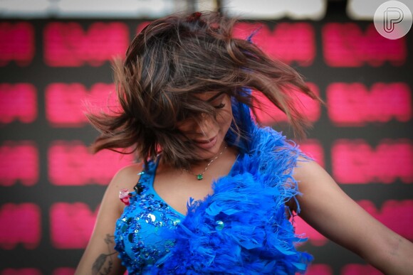 Anitta apostou em um top azul com paetês e plumas para sua participação no show da Banda Eva, em São Paulo, em 18 de fevereiro de 2017