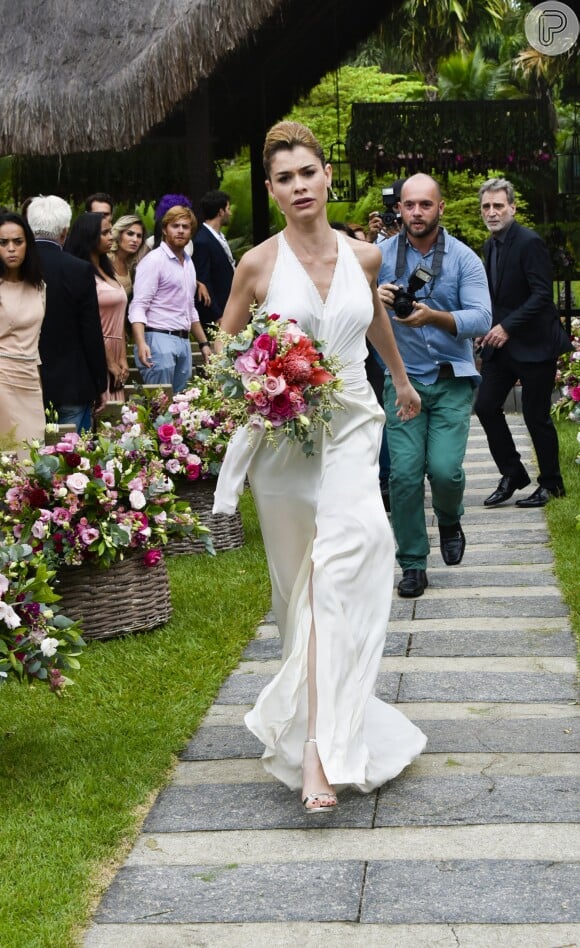 Diana (Alinne Moraes) desistiu de se casar com Léo Regis (Rafael Vitti) na novela 'Rock Story'