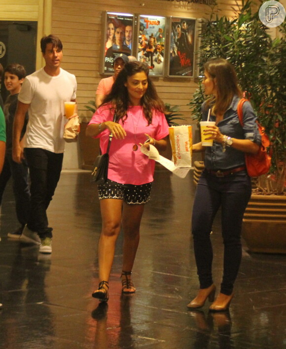 Juliana Paes vai ao cinema em shopping carioca, acompanhada do marido, Carlos Eduardo Baptista, e de assessora, em 10 de janeiro de 2013