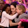 Angelina Jolie cozinha escorpiões para os filhos na TV em programa da BBC divulgado nesta segunda-feira, dia 20 de fevereiro de 2017
