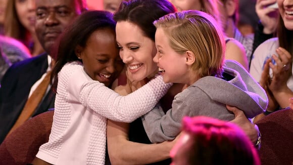 Angelina Jolie cozinha escorpiões para os filhos na TV: 'Salgadinho'. Vídeo!