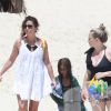 Giovanna Antonelli curtiu praia com as filhas no Rio de Janeiro nesta segunda-feira, 20 de fevereiro de 2017