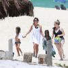 Giovanna Antonelli curtiu praia com as filhas no Rio de Janeiro nesta segunda-feira, 20 de fevereiro de 2017