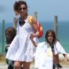 Giovanna Antonelli curtiu praia com as filhas Antonia e Sofia no Rio de Janeiro nesta segunda-feira, 20 de fevereiro de 2017