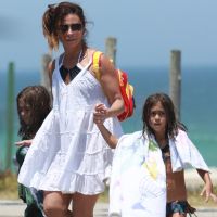 Giovanna Antonelli curte praia com as filhas Antonia e Sofia, de 6 anos. Fotos!