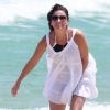 Giovanna Antonelli curtiu folga das gravações da novela 'Sol Nascente' na praia da Barra da Tijuca, nesta segunda-feira, 20 de fevereiro de 2017
