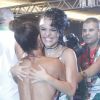 Juliana Paes carregou Paloma Bernardi no colo em feijoada no final de semana