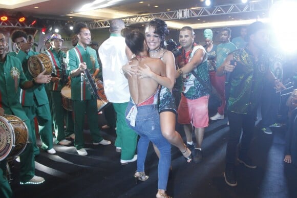 Juliana Paes carregou Paloma Bernardi no colo em feijoada no final de semana