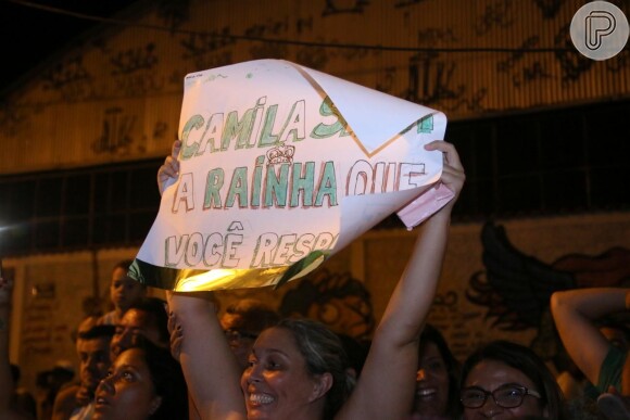 A rainha de bateria foi homenageada com cartaz durante o ensaio da Mocidade: 'Camila Silva a rainha que você respeita'