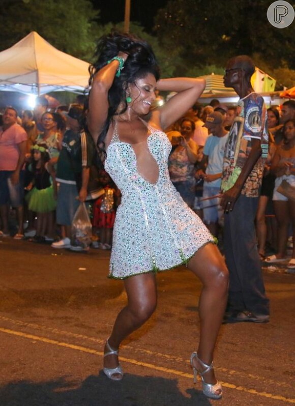 Camila Silva se jogou no samba no último ensaio de rua da Mocidade, na noite desta segunda-feira, 20 de fevereiro de 2017
