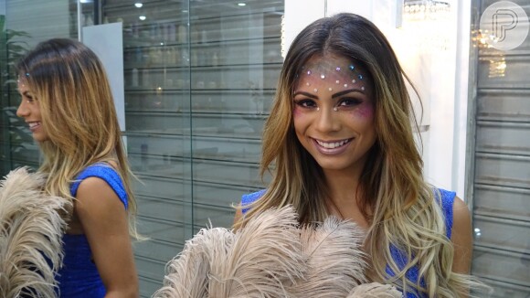 Em vídeo, a cantora Lexa, musa da Vila Isabel, ensina a fazer duas maquiagens de Carnaval
